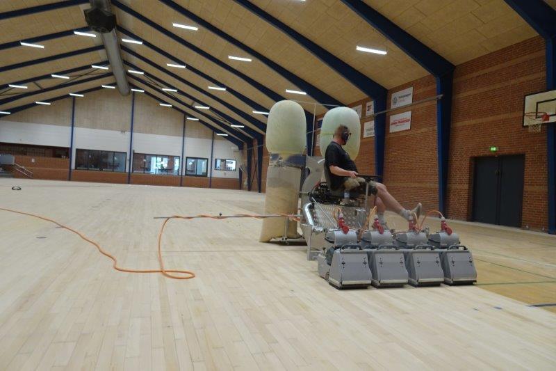 Ny gulvbelægning i Åstrup Hallen